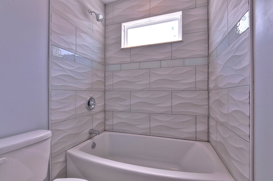 Upstairs Bathroom - 3205 Gravier Street