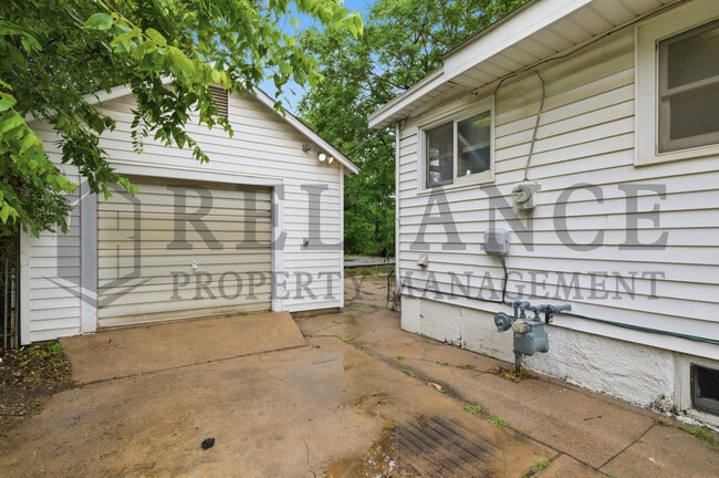 Building Photo - 1425 S Laura Ave