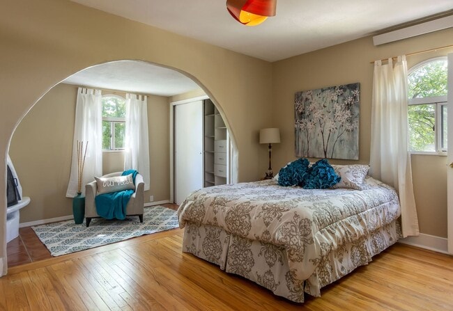 Building Photo - SPRUCE PARK CLASSIC 3/BD 2/BA 2/STORY 2/CG