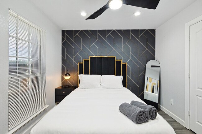 Building Photo - 521 E Robin Ct