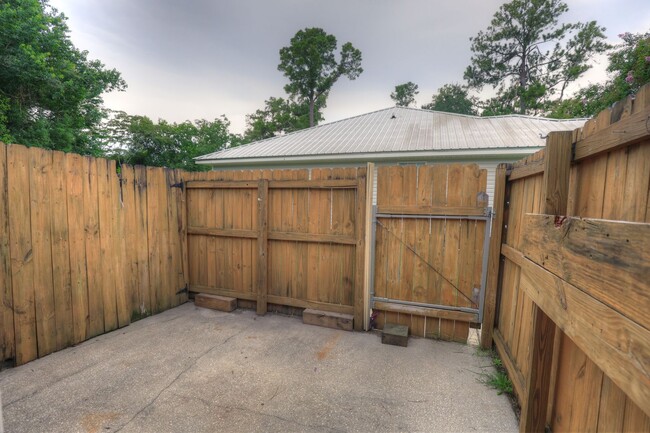 Building Photo - 2bd/2ba Duplex available now