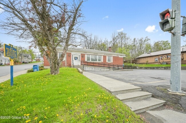 Building Photo - 281 Main St