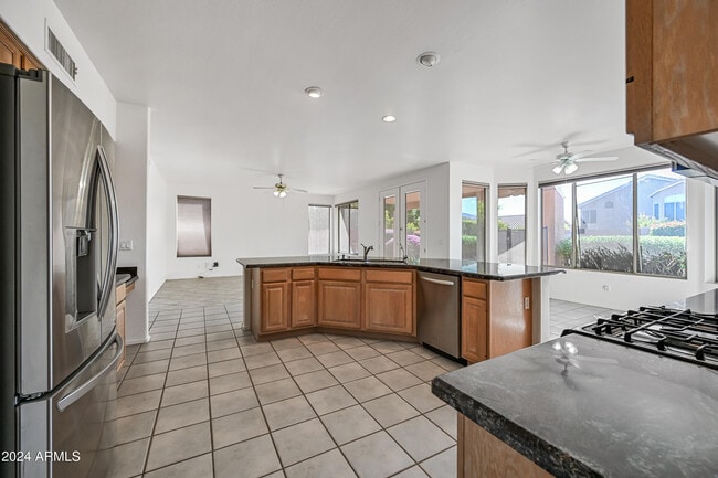 Building Photo - 4633 E Robin Ln