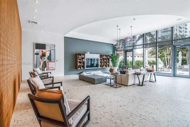 Building Photo - 460 NE 28th St