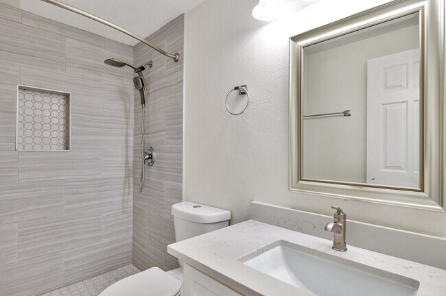 Building Photo - REMODELED/FURNISHED 1 Bed Condo in PRIME L...