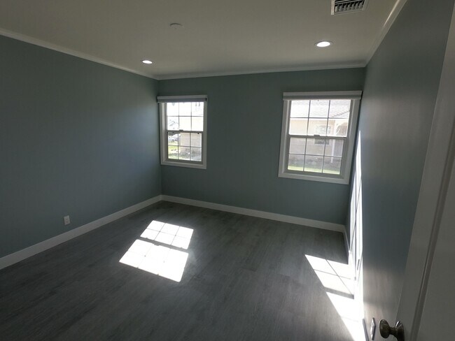 Building Photo - 2551 N Lincoln St