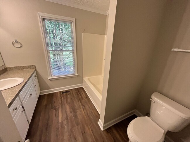 Building Photo - Charming 3-Bedroom Ranch