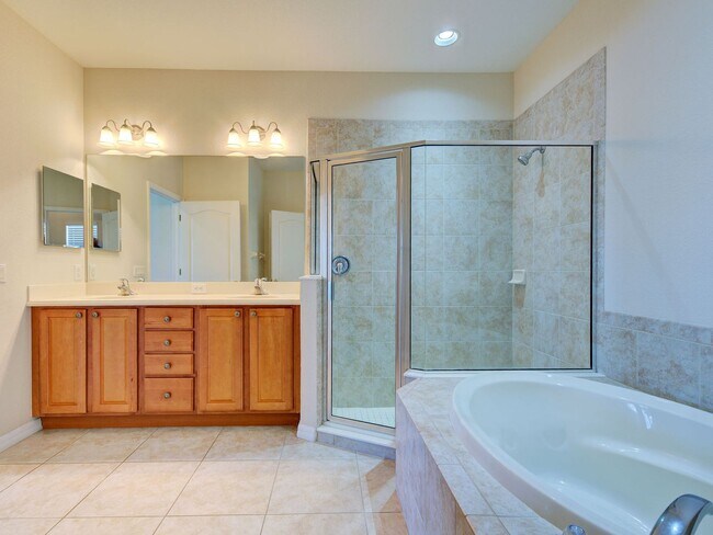 Building Photo - 3BD/2BA/3 Car Garage in Stoneybrook