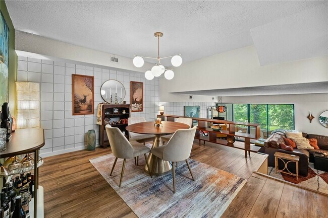 Building Photo - 4902 University Ave