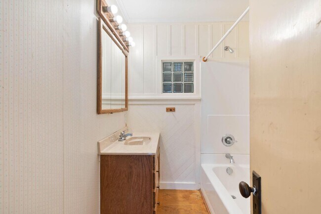 Building Photo - Quaint, inviting 4-bdrm/2-bath home in Cloverdale. Serene living, huge yard, covered patio