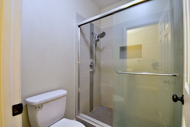 Building Photo - Live In The Heart Of Summerlin 2 Bed 2 Bat...