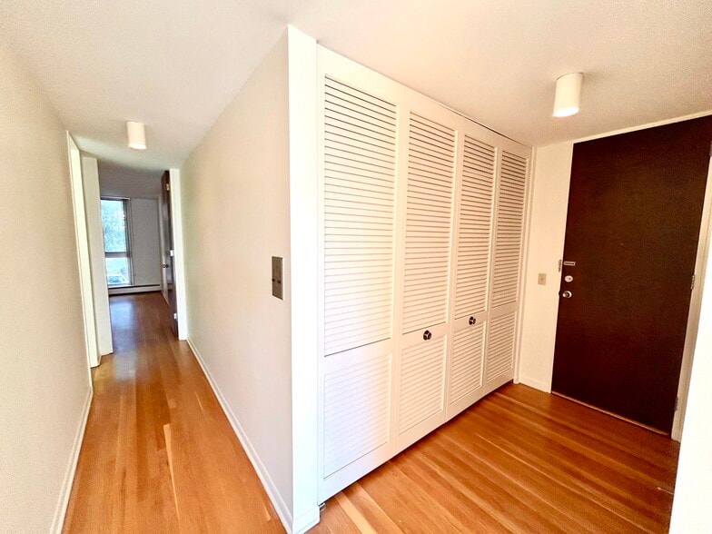 Hallway - 5435 N Artesian Ave