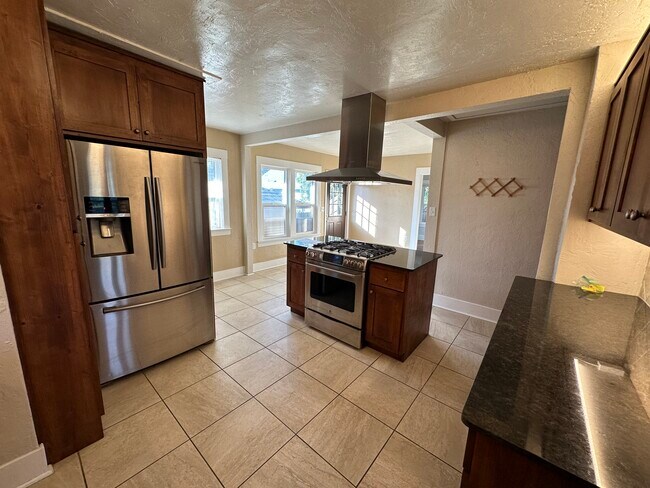 Building Photo - 1034 E Whitman St