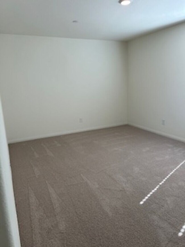 Building Photo - Spacious New Home with 5 Bedrooms in Hende...