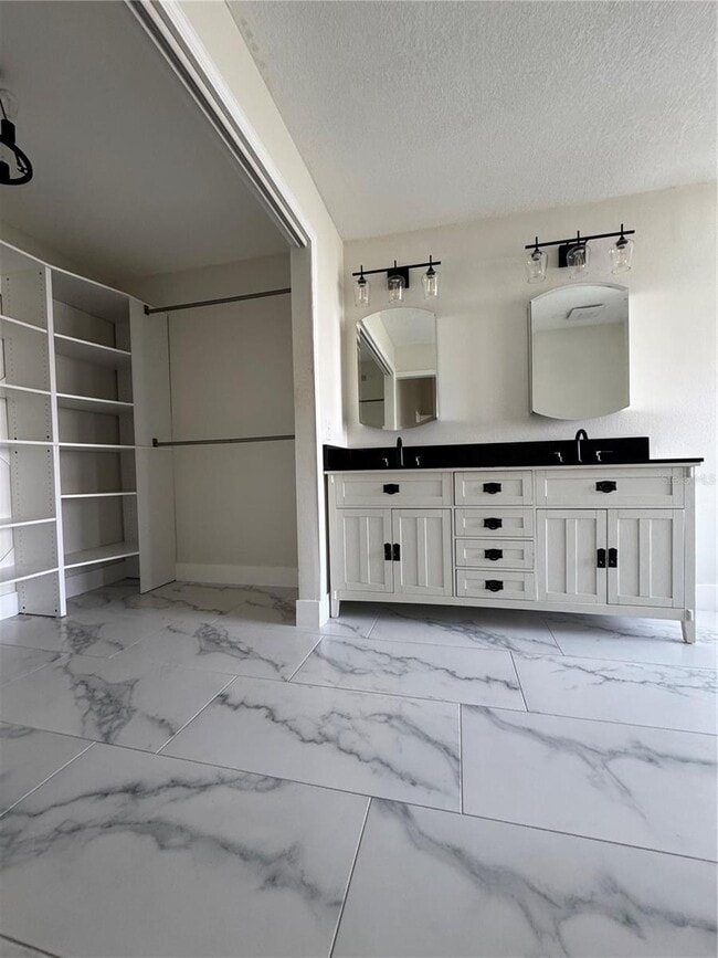 Building Photo - 2652 Hawthorne Ln