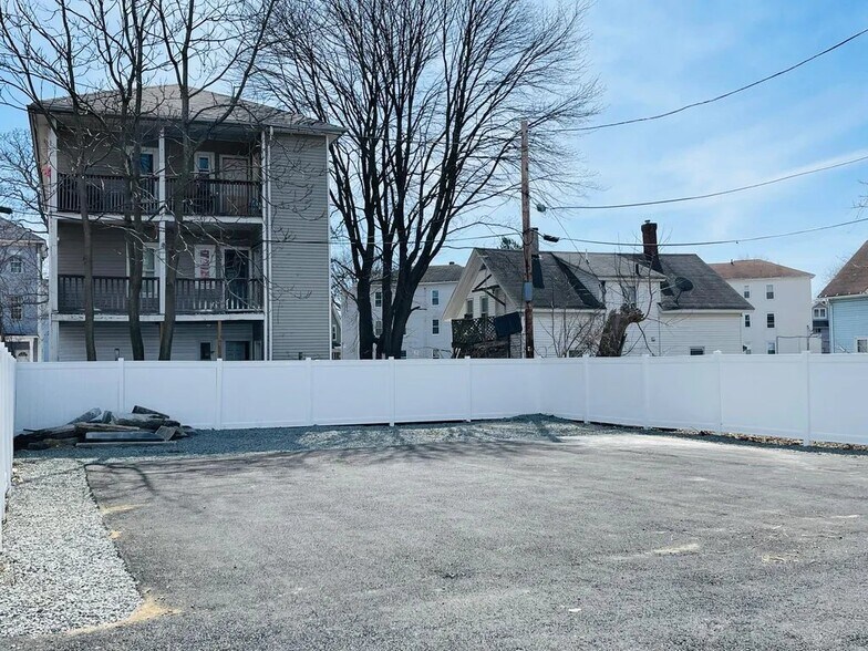 Building Photo - 147 Canterbury St