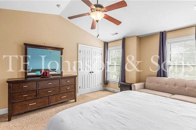 Building Photo - Beautiful 2 Bedroom Townhome with Bonus Room, Garage, and High End Finishes