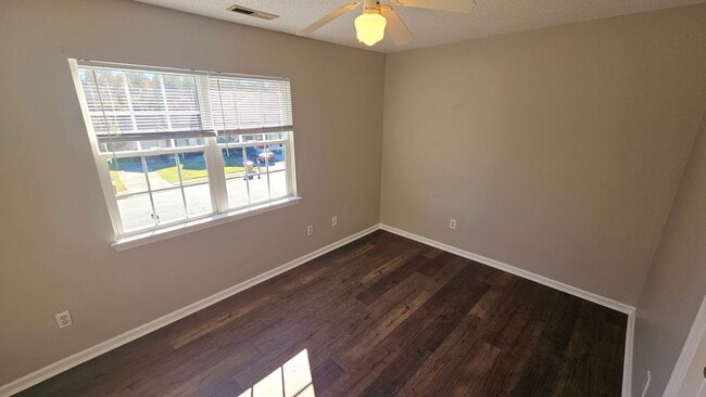 Building Photo - 2 BR 2.5 BA in Hunters Creek