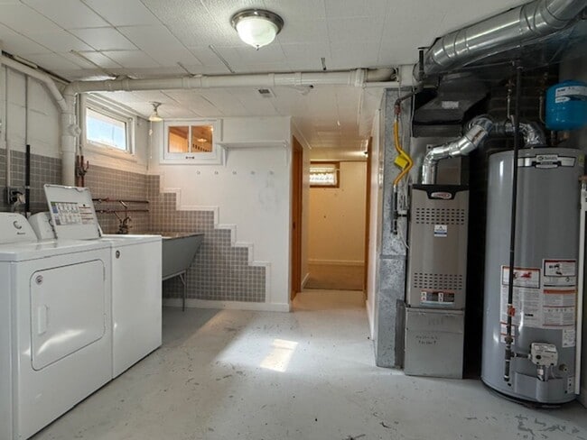 Building Photo - House For Lease