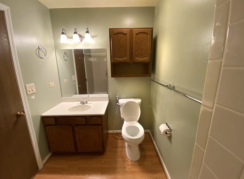 Full_Bath - 353 Ashwood Ct