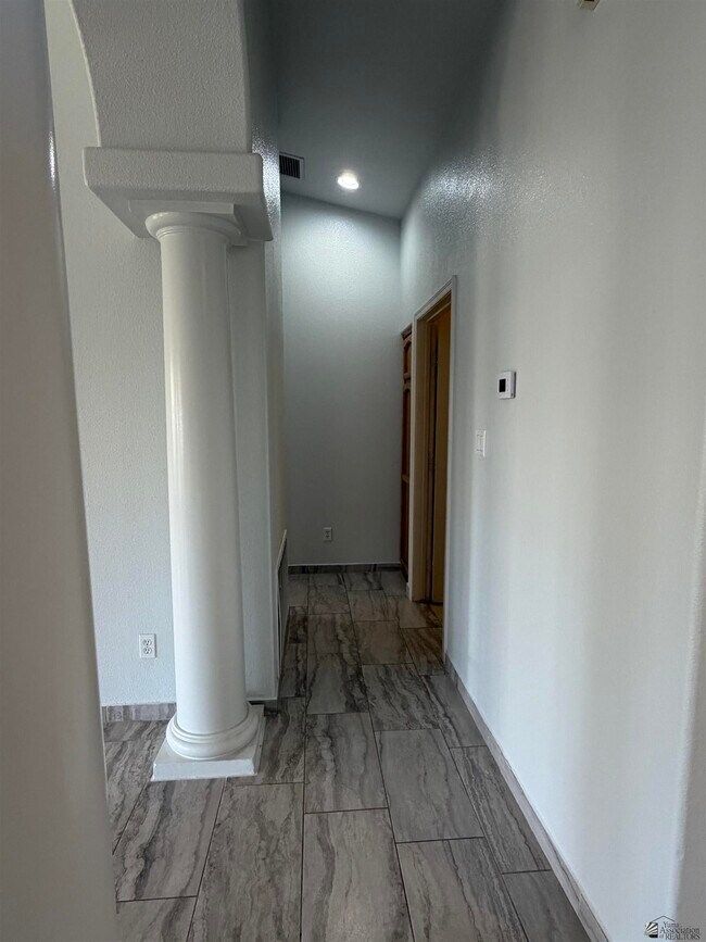 Building Photo - 4093 W 17th St