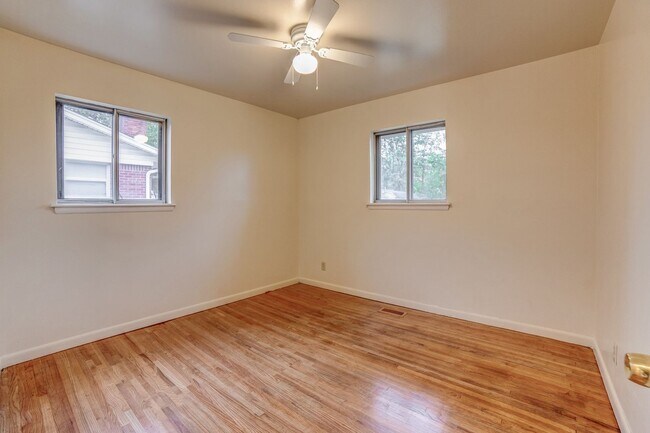 Building Photo - 3 BED 2 BATH! Schedule a tour today!