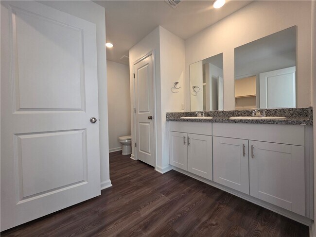 Building Photo - 2560 View Way