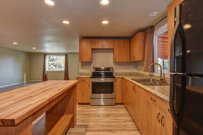 Building Photo - Spacious 2 Bedroom Home Near Willow Lake!