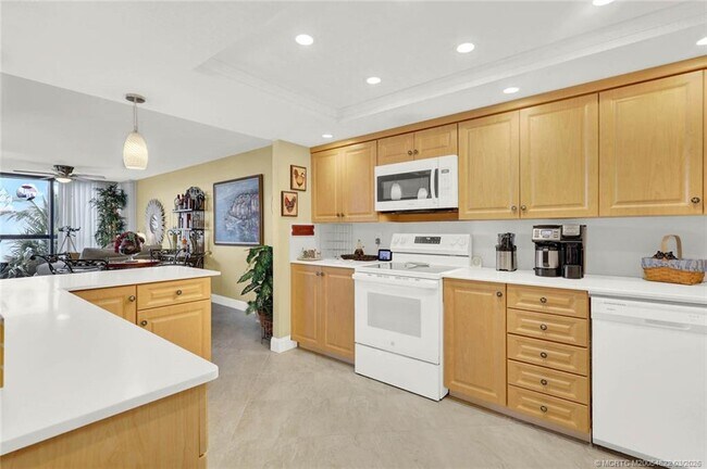 Building Photo - 10410 S Ocean Dr