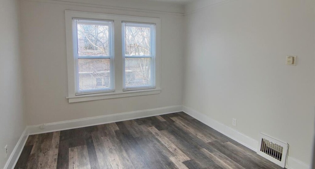 Building Photo - 372 W Bennett Ave