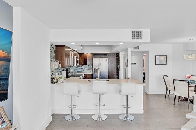 Building Photo - 525 N Ocean Blvd