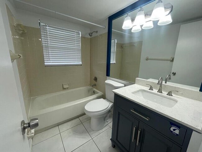 Building Photo - 2621 Riverside Dr