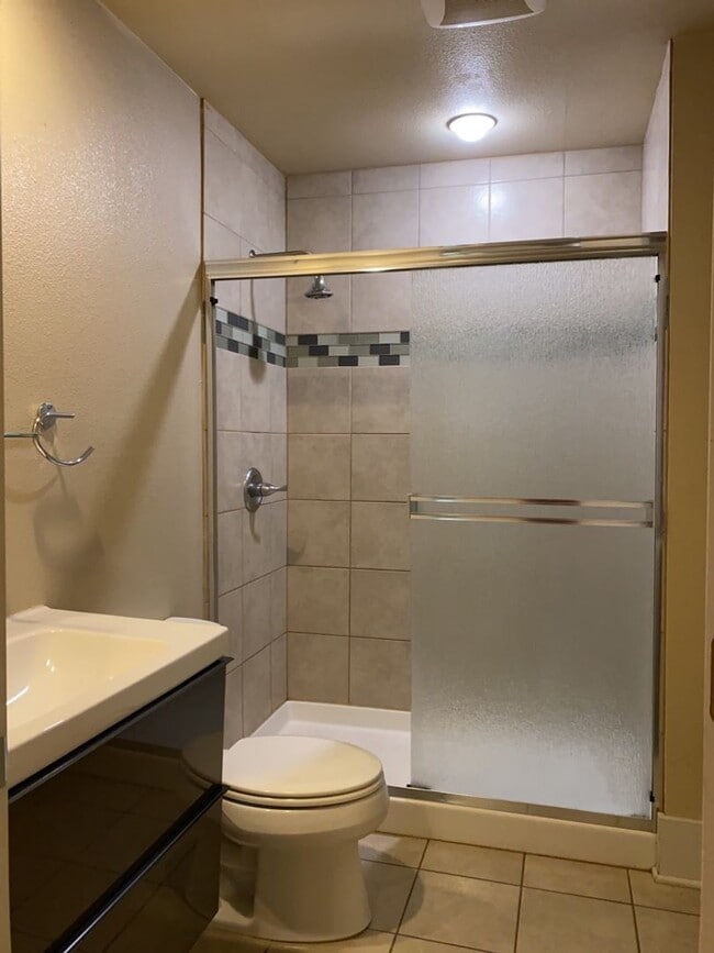 Building Photo - 135 N Sherwood St