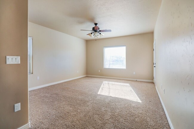Building Photo - Modern 4 Bedroom 2 Bath Home!