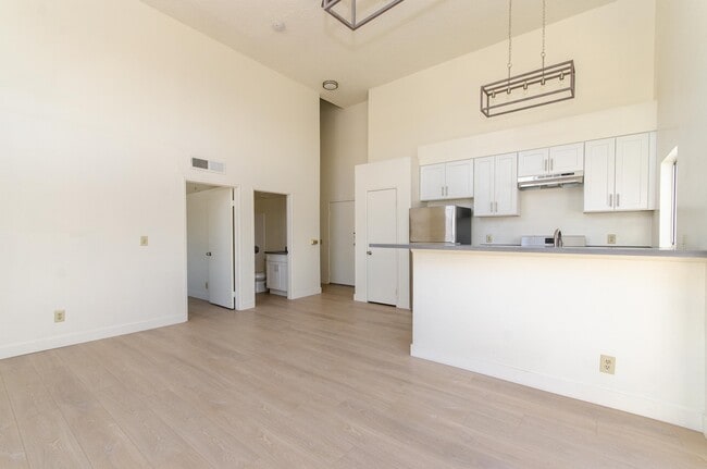 Building Photo - 321 S Berendo St