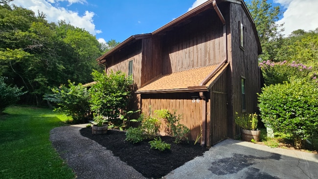 Building Photo - 36 Fairway Ln