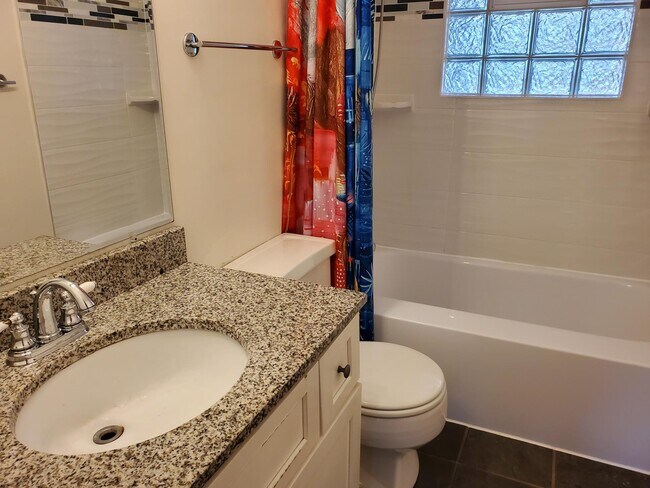 Building Photo - 6015 N Shoreland Ave