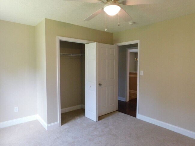 Building Photo - Beautiful Family Home