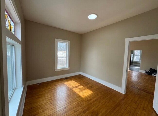 Building Photo - Newly Updated 5-Bedroom, 2-Bath Home – Spacious, Modern & Move-In Ready!