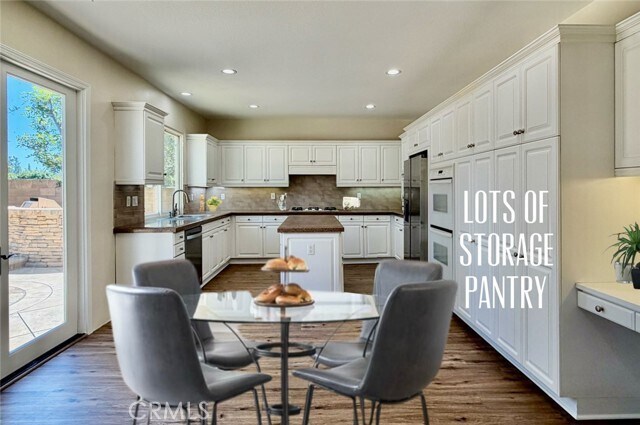 Building Photo - 2566 Pearblossom St