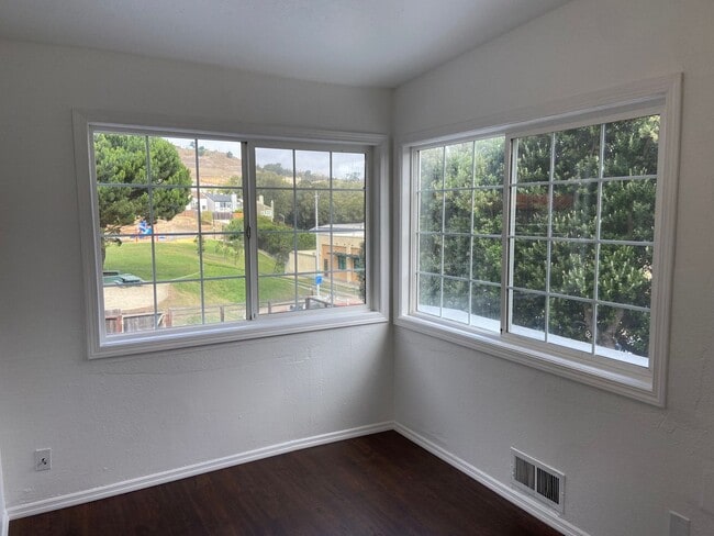 Building Photo - Single-Family Home 4BD/3BA Is Immediately ...