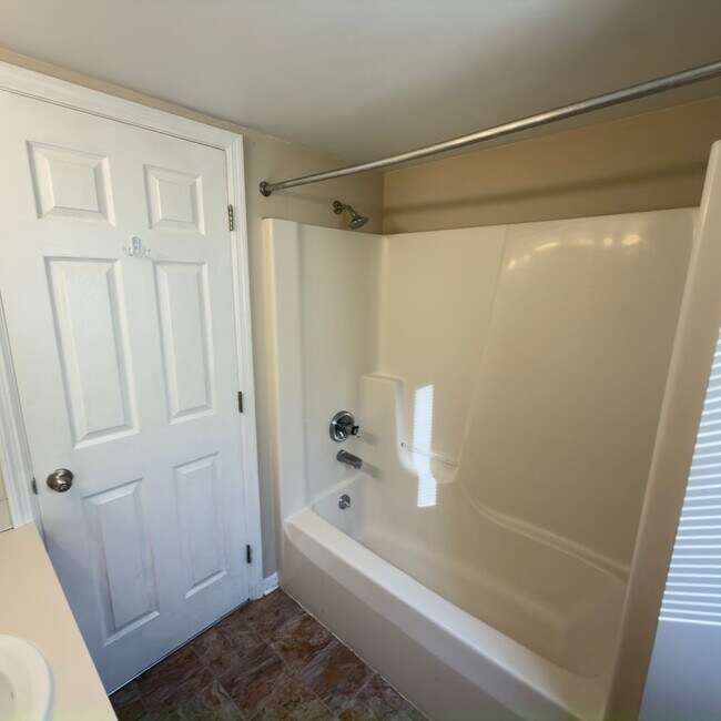 Building Photo - 4443 Hillrise Ct NE
