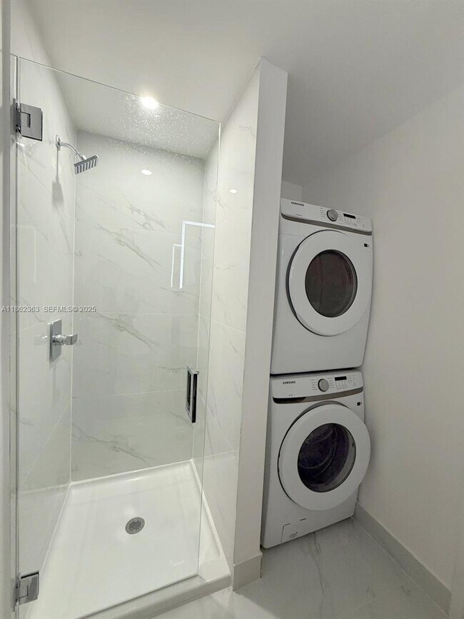 Building Photo - 700 NE 24th St