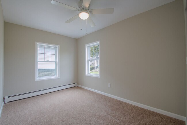 Building Photo - Newly Renovated 3 Bedroom 1.5 Bathroom Sla...