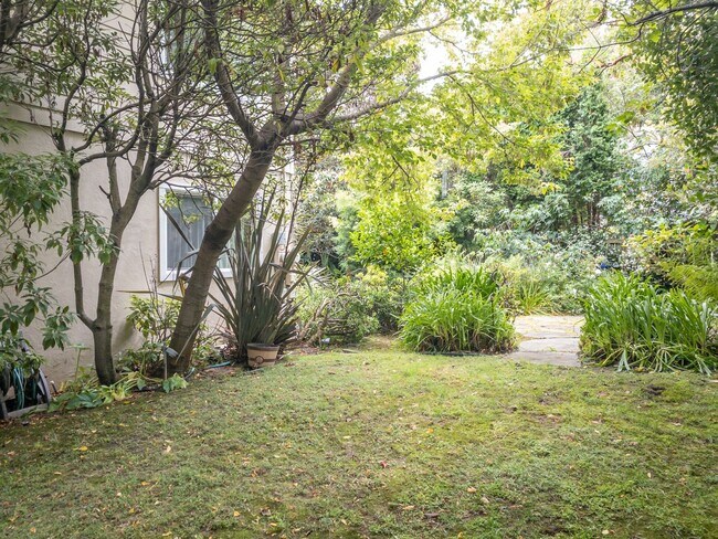 Building Photo - 2BR/1BA Shared Garage + W/D + Deck PROGRES...