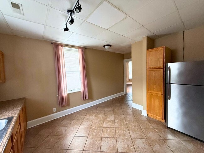 Building Photo - 327 Ash St