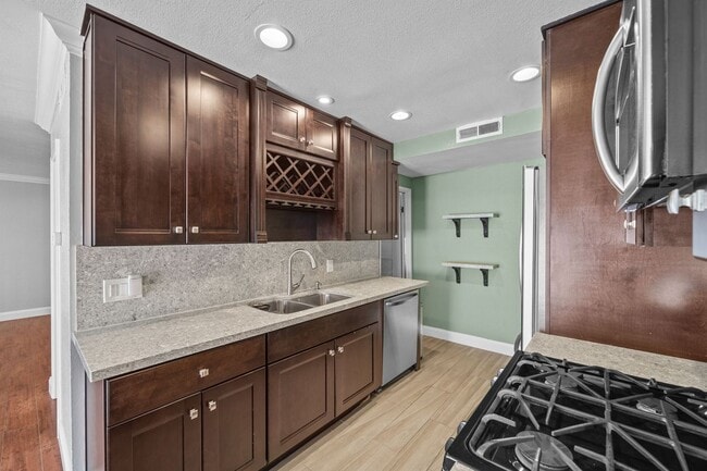 Building Photo - Beautiful Townhome in Mission Viejo
