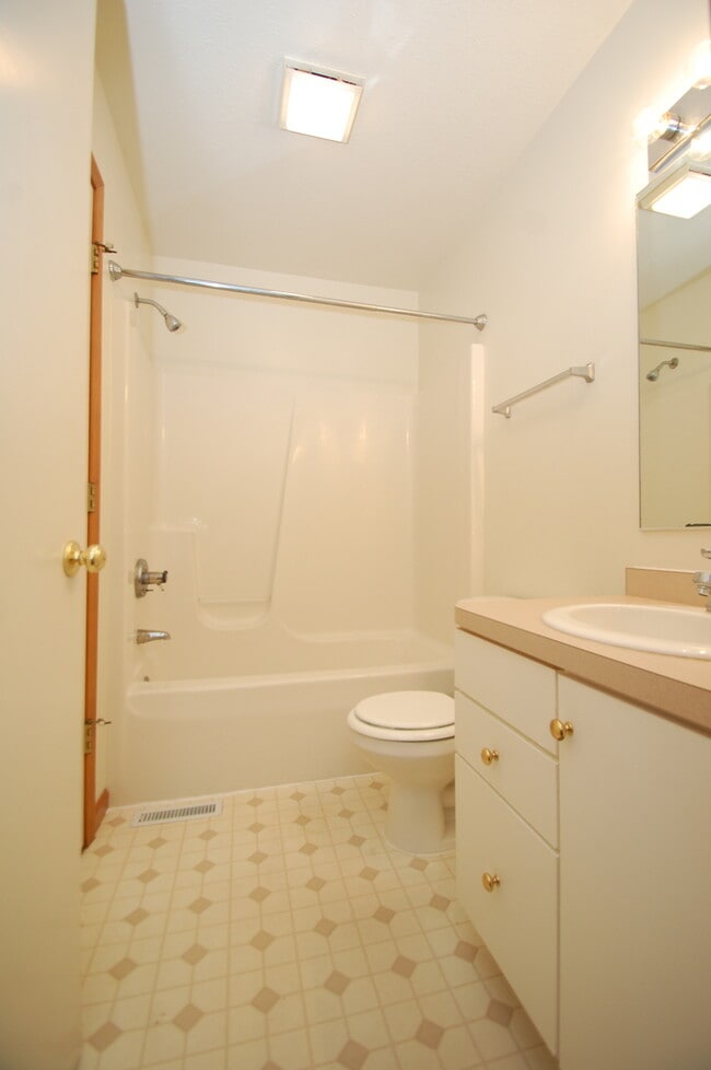 Building Photo - Recently Renovated 3-Bedoom Duplex for Ren...