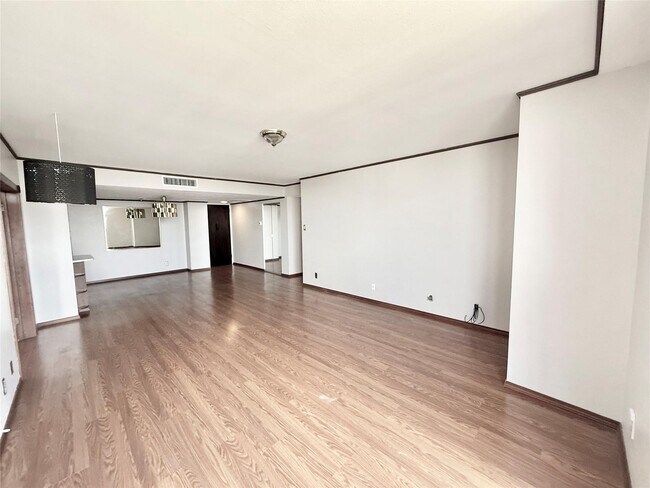 Building Photo - 2016 Main St