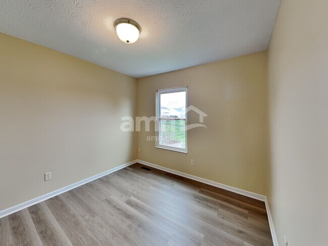 Building Photo - 753 Lakefield Dr